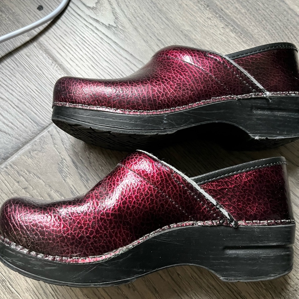 Sz 38 red Danskos. Well loved but perfect for an extra pair!